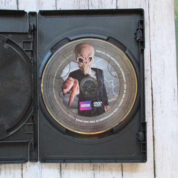 Doctor Who: The Weeping Angels 2 DVD Set Matt Smith David Tennant - Picture 4 of 5
